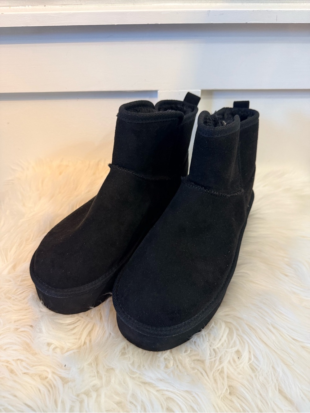 💫2/$25 • Women’s Black Suede Sherpa Lined Platform Ankle Boots